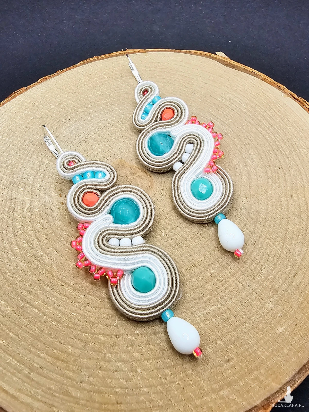 Biało kolorowe kolczyki sutasz z jadeitem